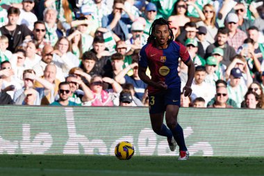 Jules Kounde, Real Betis Balompie ve FC Barcelona takımları arasında LaLiga EASPORTS maçında Estadio Benito Villamarin (Maciej Rogowski)