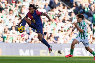 Jules Kounde, Ez Abde, LaLiga EASPORTS maçı sırasında Estadio Benito Villamarin 'de Real Betis Balompie ve FC Barcelona takımları arasında görüldü (Maciej Rogowski)