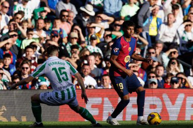 Romain Perraud, Lamine Yamal, LaLiga EASPORTS maçında Estadio Benito Villamarin 'de Real Betis Balompie ve FC Barcelona takımları arasında görüldü (Maciej Rogowski)