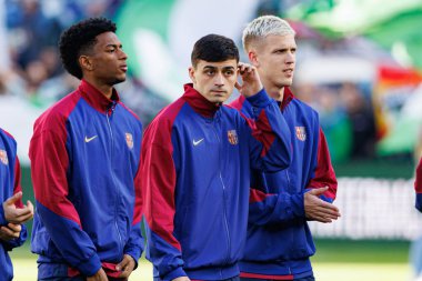 Alejandro Balde, Pedri, Dani Olmo LaLiga EASPORTS maçı sırasında Estadio Benito Villamarin 'de Real Betis Balompie ve FC Barcelona takımları arasında görüldü (Maciej Rogowski)