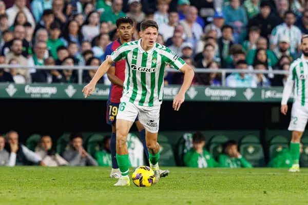 Estadio Benito Villamarin 'de Real Betis Balompie ve FC Barcelona takımları arasında LaLiga EASPORTS maçında görülen Sergi Altimira (Maciej Rogowski)