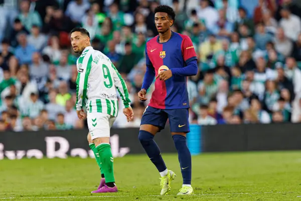 Alejandro Balde, Real Betis Balompie ve FC Barcelona takımları arasında LaLiga EASPORTS maçında Estadio Benito Villamarin (Maciej Rogowski)