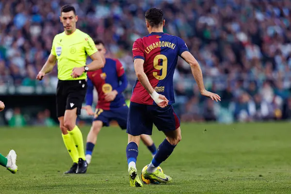 Robert Lewandowski, LaLiga EASPORTS maçı sırasında Estadio Benito Villamarin 'de Real Betis Balompie ve FC Barcelona takımları arasında görüldü (Maciej Rogowski)