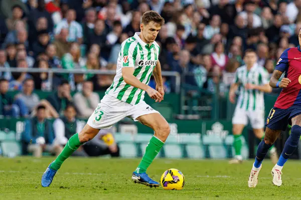 Diego Llorente, Real Betis Balompie ve FC Barcelona takımları arasında LaLiga EASPORTS maçında Estadio Benito Villamarin (Maciej Rogowski)