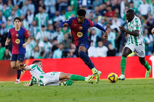 Sergi Altimira, Alejandro Balde LaLiga EASPORTS maçında Estadio Benito Villamarin 'de Real Betis Balompie ve FC Barcelona takımları arasında görüldü (Maciej Rogowski)