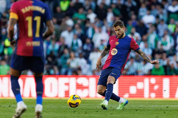 Inigo Martinez, Real Betis Balompie ve FC Barcelona takımları arasında LaLiga EASPORTS maçında Estadio Benito Villamarin (Maciej Rogowski)
