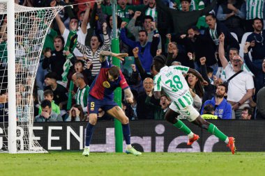 Assane Diao, Estadio Benito Villamarin 'de Real Betis Balompie ve FC Barcelona takımları arasında oynanan LaLiga EASPORTS maçında gol attıktan sonra kutlama yaparken görüldü (Maciej Rogowski)