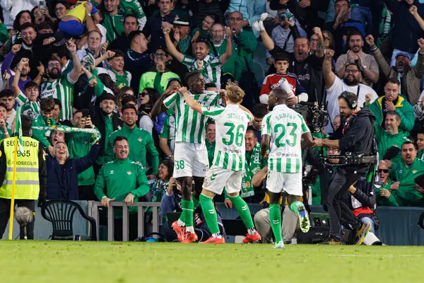 Assane Diao, Estadio Benito Villamarin 'de Real Betis Balompie ve FC Barcelona takımları arasında oynanan LaLiga EASPORTS maçında gol attıktan sonra kutlama yaparken görüldü (Maciej Rogowski)