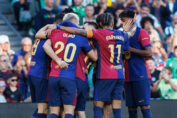 FC Barcelona takımı, Estadio Benito Villamarin 'de Real Betis Balompie ve FC Barcelona takımları arasındaki LaLiga EASPORTS maçında gol attıktan sonra kutlama yaparken görüldü (Maciej Rogowski)