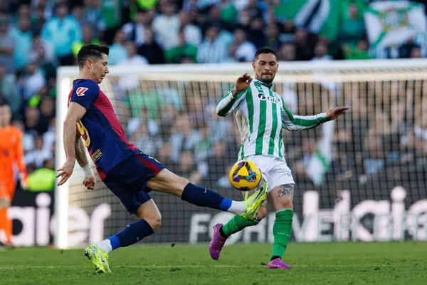 Robert Lewandowski, Chimy Avila LaLiga EASPORTS maçında Estadio Benito Villamarin 'de Real Betis Balompie ve FC Barcelona takımları arasında görüldü (Maciej Rogowski)