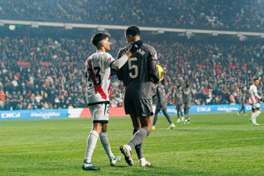 Oscar Valentin, Jude Bellingham, LaLiga EA SPORTS maçı sırasında Estadio de Vallecas 'ta Rayo Vallecano ve Real Madrid FC takımları arasında görüldü (Maciej Rogowski)