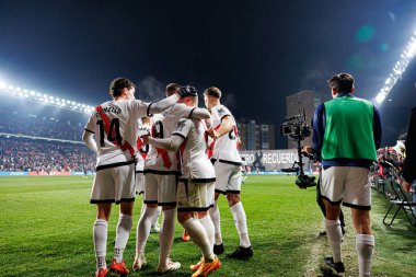 Rayo 'nun oyuncuları, Estadio de Vallecas' taki Rayo Vallecano ve Real Madrid FC takımları arasında LaLiga EA SPORTS maçında Isi Palazon 'un attığı golün ardından kutlamada görülüyor. (Maciej Rogowski)