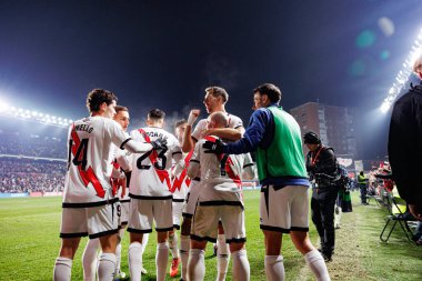 Rayo 'nun oyuncuları, Estadio de Vallecas' taki Rayo Vallecano ve Real Madrid FC takımları arasında LaLiga EA SPORTS maçında Isi Palazon 'un attığı golün ardından kutlamada görülüyor. (Maciej Rogowski)