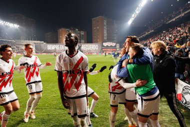 Rayo 'nun oyuncuları, Estadio de Vallecas' taki Rayo Vallecano ve Real Madrid FC takımları arasında LaLiga EA SPORTS maçında Isi Palazon 'un attığı golün ardından kutlamada görülüyor. (Maciej Rogowski)