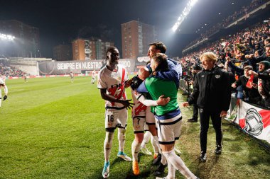 Rayo 'nun oyuncuları, Estadio de Vallecas' taki Rayo Vallecano ve Real Madrid FC takımları arasında LaLiga EA SPORTS maçında Isi Palazon 'un attığı golün ardından kutlamada görülüyor. (Maciej Rogowski)