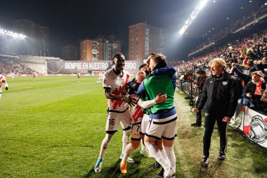 Rayo 'nun oyuncuları, Estadio de Vallecas' taki Rayo Vallecano ve Real Madrid FC takımları arasında LaLiga EA SPORTS maçında Isi Palazon 'un attığı golün ardından kutlamada görülüyor. (Maciej Rogowski)