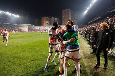 Rayo 'nun oyuncuları, Estadio de Vallecas' taki Rayo Vallecano ve Real Madrid FC takımları arasında LaLiga EA SPORTS maçında Isi Palazon 'un attığı golün ardından kutlamada görülüyor. (Maciej Rogowski)