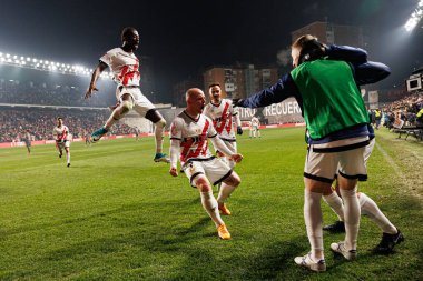 Abdul Mumin, Isi Palazon, Alvaro Garcia, Estadio de Vallecas 'taki Rayo Vallecano ve Real Madrid FC takımları arasında LaLiga EA SPORTS maçında gol attıktan sonra kutlama yaparken görüldü (Maciej Rogowski)