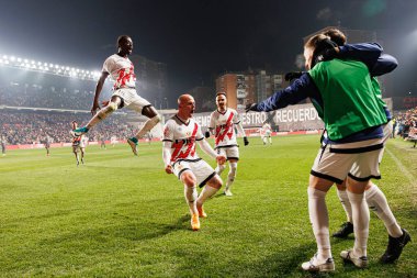 Abdul Mumin, Isi Palazon, Alvaro Garcia, Estadio de Vallecas 'taki Rayo Vallecano ve Real Madrid FC takımları arasında LaLiga EA SPORTS maçında gol attıktan sonra kutlama yaparken görüldü (Maciej Rogowski)