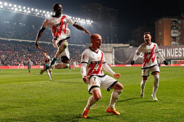 Abdul Mumin, Isi Palazon, Alvaro Garcia, Estadio de Vallecas 'taki Rayo Vallecano ve Real Madrid FC takımları arasında LaLiga EA SPORTS maçında gol attıktan sonra kutlama yaparken görüldü (Maciej Rogowski)