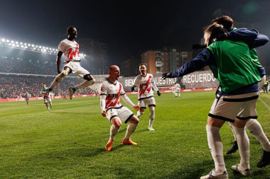Abdul Mumin, Isi Palazon, Alvaro Garcia, Estadio de Vallecas 'taki Rayo Vallecano ve Real Madrid FC takımları arasında LaLiga EA SPORTS maçında gol attıktan sonra kutlama yaparken görüldü (Maciej Rogowski)