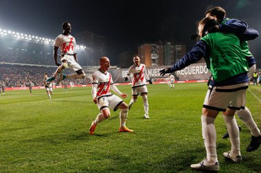 Abdul Mumin, Isi Palazon, Alvaro Garcia, Estadio de Vallecas 'taki Rayo Vallecano ve Real Madrid FC takımları arasında LaLiga EA SPORTS maçında gol attıktan sonra kutlama yaparken görüldü (Maciej Rogowski)