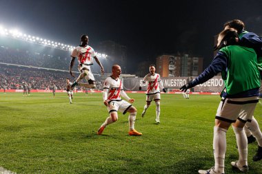 Abdul Mumin, Isi Palazon, Alvaro Garcia, Estadio de Vallecas 'taki Rayo Vallecano ve Real Madrid FC takımları arasında LaLiga EA SPORTS maçında gol attıktan sonra kutlama yaparken görüldü (Maciej Rogowski)