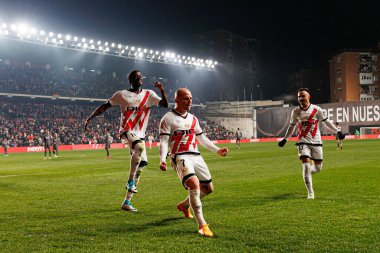 Abdul Mumin, Isi Palazon, Alvaro Garcia, Estadio de Vallecas 'taki Rayo Vallecano ve Real Madrid FC takımları arasında LaLiga EA SPORTS maçında gol attıktan sonra kutlama yaparken görüldü (Maciej Rogowski)