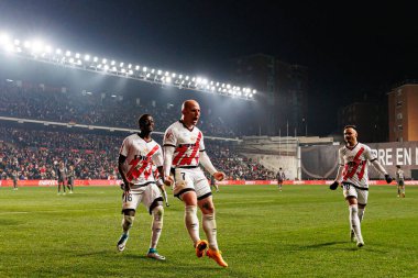 Abdul Mumin, Isi Palazon, Alvaro Garcia, Estadio de Vallecas 'taki Rayo Vallecano ve Real Madrid FC takımları arasında LaLiga EA SPORTS maçında gol attıktan sonra kutlama yaparken görüldü (Maciej Rogowski)