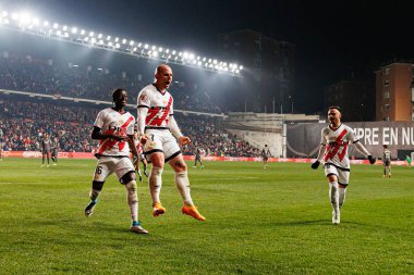 Abdul Mumin, Isi Palazon, Alvaro Garcia, Estadio de Vallecas 'taki Rayo Vallecano ve Real Madrid FC takımları arasında LaLiga EA SPORTS maçında gol attıktan sonra kutlama yaparken görüldü (Maciej Rogowski)