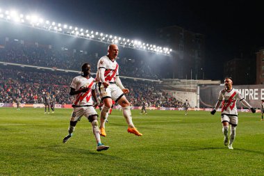 Abdul Mumin, Isi Palazon, Alvaro Garcia, Estadio de Vallecas 'taki Rayo Vallecano ve Real Madrid FC takımları arasında LaLiga EA SPORTS maçında gol attıktan sonra kutlama yaparken görüldü (Maciej Rogowski)