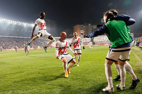 Abdul Mumin, Isi Palazon, Alvaro Garcia, Estadio de Vallecas 'taki Rayo Vallecano ve Real Madrid FC takımları arasında LaLiga EA SPORTS maçında gol attıktan sonra kutlama yaparken görüldü (Maciej Rogowski)