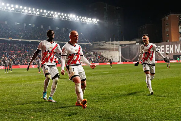Abdul Mumin, Isi Palazon, Alvaro Garcia, Estadio de Vallecas 'taki Rayo Vallecano ve Real Madrid FC takımları arasında LaLiga EA SPORTS maçında gol attıktan sonra kutlama yaparken görüldü (Maciej Rogowski)