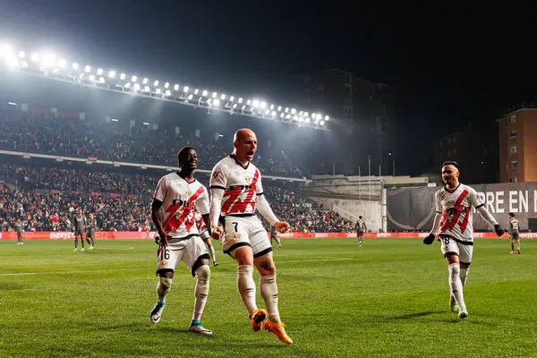 Abdul Mumin, Isi Palazon, Alvaro Garcia, Estadio de Vallecas 'taki Rayo Vallecano ve Real Madrid FC takımları arasında LaLiga EA SPORTS maçında gol attıktan sonra kutlama yaparken görüldü (Maciej Rogowski)