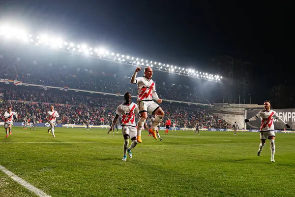 Abdul Mumin, Isi Palazon, Estadio de Vallecas 'taki Rayo Vallecano ve Real Madrid FC takımları arasındaki LaLiga EA SPORTS maçında gol attıktan sonra kutlama yaparken görüldü (Maciej Rogowski)