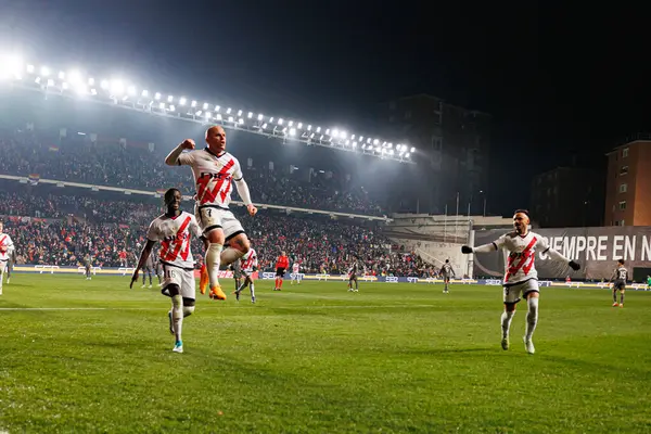 Abdul Mumin, Isi Palazon, Estadio de Vallecas 'taki Rayo Vallecano ve Real Madrid FC takımları arasındaki LaLiga EA SPORTS maçında gol attıktan sonra kutlama yaparken görüldü (Maciej Rogowski)