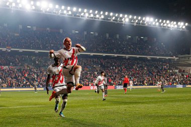 Abdul Mumin, Isi Palazon, Estadio de Vallecas 'taki Rayo Vallecano ve Real Madrid FC takımları arasındaki LaLiga EA SPORTS maçında gol attıktan sonra kutlama yaparken görüldü (Maciej Rogowski)