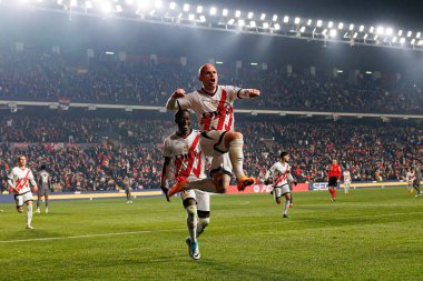 Abdul Mumin, Isi Palazon, Estadio de Vallecas 'taki Rayo Vallecano ve Real Madrid FC takımları arasındaki LaLiga EA SPORTS maçında gol attıktan sonra kutlama yaparken görüldü (Maciej Rogowski)