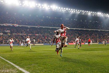 Abdul Mumin, Isi Palazon, Estadio de Vallecas 'taki Rayo Vallecano ve Real Madrid FC takımları arasındaki LaLiga EA SPORTS maçında gol attıktan sonra kutlama yaparken görüldü (Maciej Rogowski)