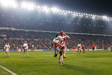 Abdul Mumin, Isi Palazon, Estadio de Vallecas 'taki Rayo Vallecano ve Real Madrid FC takımları arasındaki LaLiga EA SPORTS maçında gol attıktan sonra kutlama yaparken görüldü (Maciej Rogowski)