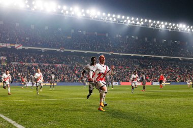 Abdul Mumin, Isi Palazon, Estadio de Vallecas 'taki Rayo Vallecano ve Real Madrid FC takımları arasındaki LaLiga EA SPORTS maçında gol attıktan sonra kutlama yaparken görüldü (Maciej Rogowski)