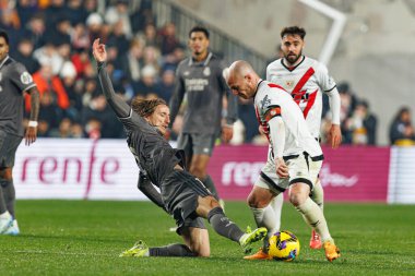 Luka Modriç ve Isi Palazon, LaLiga EA SPORTS maçında Rayo Vallecano ve Real Madrid FC takımları arasında Estadio de Vallecas (Maciej Rogowski)
