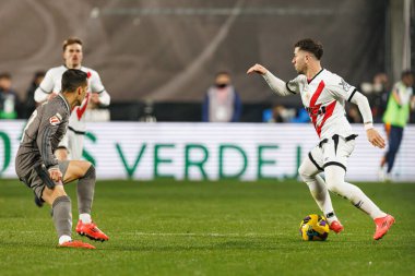 Lucas Vazauez, Adrian Embarba LaLiga EA SPORTS maçı sırasında Estadio de Vallecas 'ta Rayo Vallecano ve Real Madrid FC takımları arasında görüldü (Maciej Rogowski)