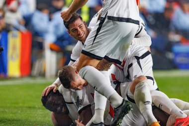 Rayo 'nun oyuncuları LaLiga EA SPORTS maçında Abudl Mumin' in gol üstüne gol atmasını Estadio de Vallecas 'ta Rayo Vallecano ve Real Madrid FC takımları arasında kutlarken görüldü (Maciej Rogowski)