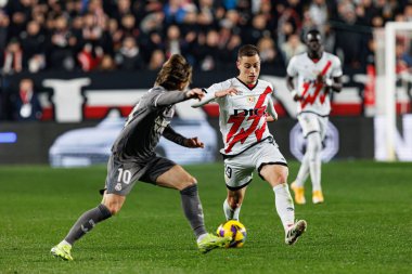 Luka Modriç ve Jorge De Frutos, LaLiga EA SPORTS maçı sırasında Estadio de Vallecas 'taki Rayo Vallecano ve Real Madrid FC takımları arasında görüldü (Maciej Rogowski)