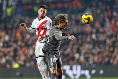 Adrian Embarba ve Luka Modriç, LaLiga EA SPORTS maçında Rayo Vallecano ve Real Madrid FC takımları arasında Estadio de Vallecas (Maciej Rogowski)