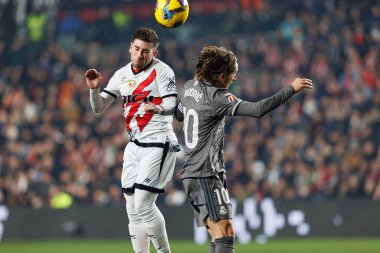Adrian Embarba ve Luka Modriç, LaLiga EA SPORTS maçında Rayo Vallecano ve Real Madrid FC takımları arasında Estadio de Vallecas (Maciej Rogowski)