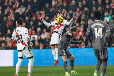 Unai Lopez ve Luka Modriç, LaLiga EA SPORTS maçında Rayo Vallecano ve Real Madrid FC takımları arasında Estadio de Vallecas (Maciej Rogowski)