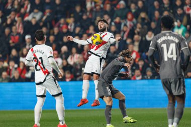 Unai Lopez ve Luka Modriç, LaLiga EA SPORTS maçında Rayo Vallecano ve Real Madrid FC takımları arasında Estadio de Vallecas (Maciej Rogowski)