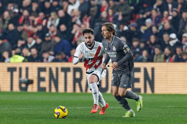 Unai Lopez ve Luka Modriç, LaLiga EA SPORTS maçında Rayo Vallecano ve Real Madrid FC takımları arasında Estadio de Vallecas (Maciej Rogowski)